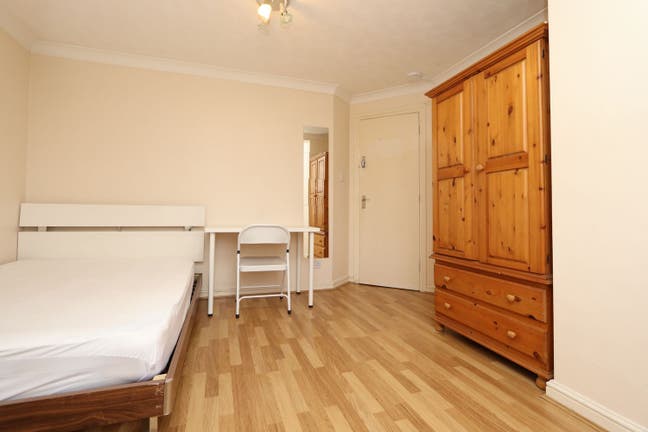 E14 / 4B2B / Nearby Dlr Station /Big Space -2K Ay Main Photo