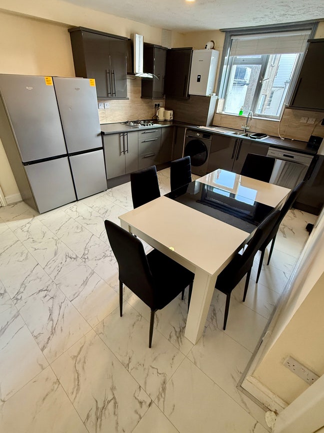 Spacious Rooms in Kemptow– Walk to Pier & Seafront Main Photo