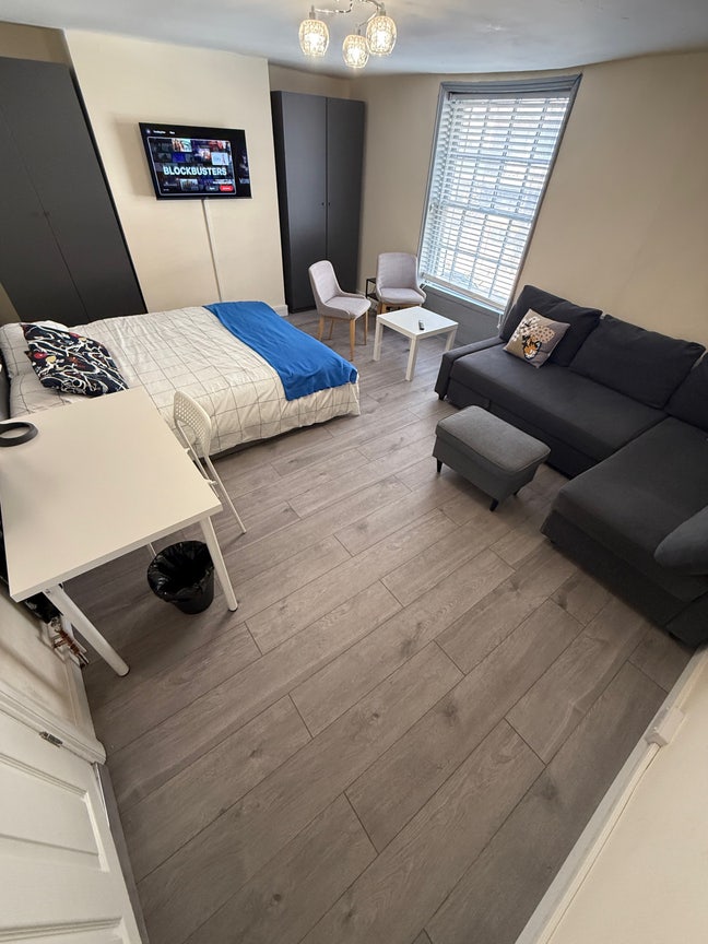 Spacious Rooms in Kemptow– Walk to Pier & Seafront Main Photo