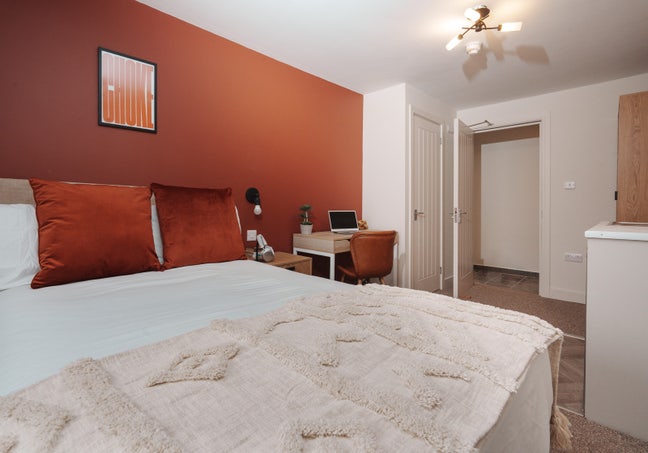 ✨Spacious En-Suites with Kitchenette & Parking ✨ Main Photo