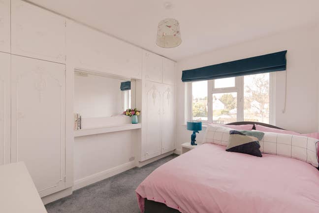 Spacious Double Bedroom overlooking quite garden Main Photo