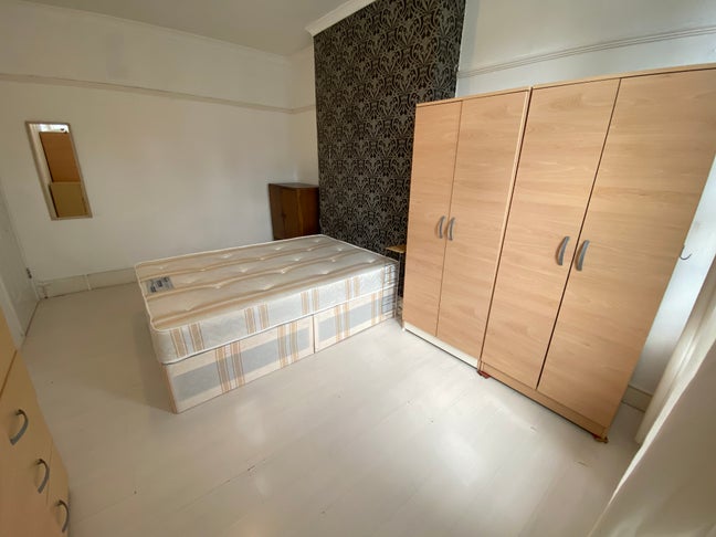 Double Room • Criclewood • Special Offer Main Photo