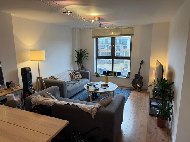 Double Room Available - London Fields Main Photo