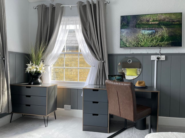 Banksy Suites Cottenham (Rm4) Large Double Main Photo