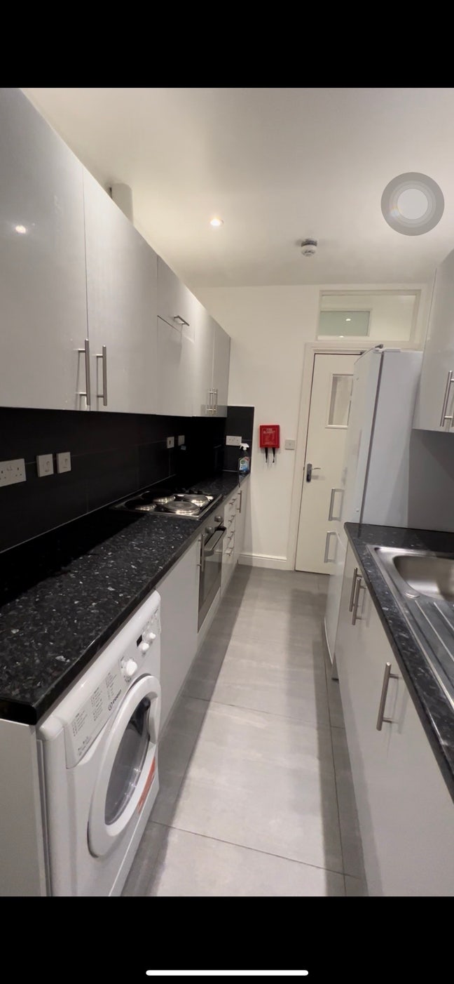 Lovely double room to rent Main Photo