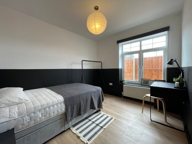 Modern DBL room, walking distance to Morden Tube Main Photo