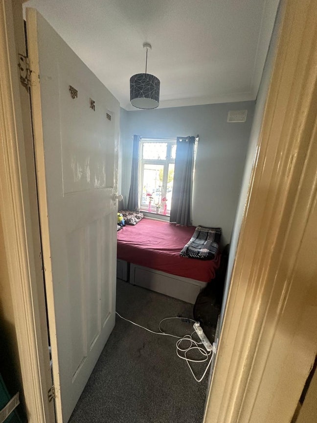 1 Medium Room Main Photo