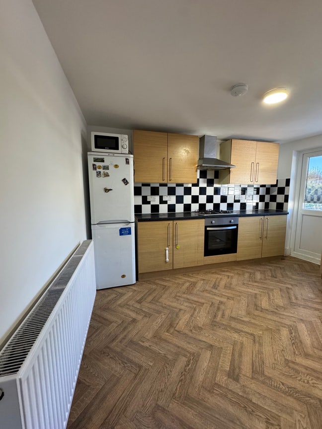 3 bedroom apartment Leytonstone  Main Photo