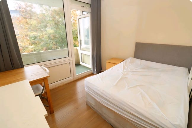 Double Bedroom with Balcony in Bethnal Green Main Photo