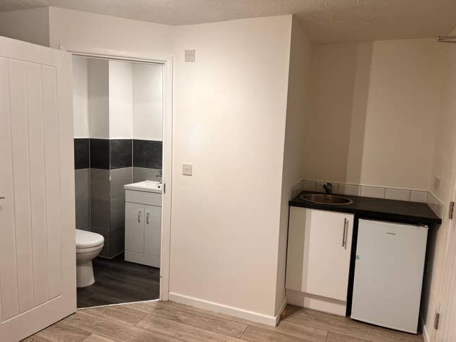 Newly Renovated ensuite Rooms with Kitchenette Main Photo