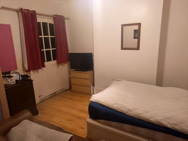 Bright Double Room in Friendly East Croydon House  Main Photo