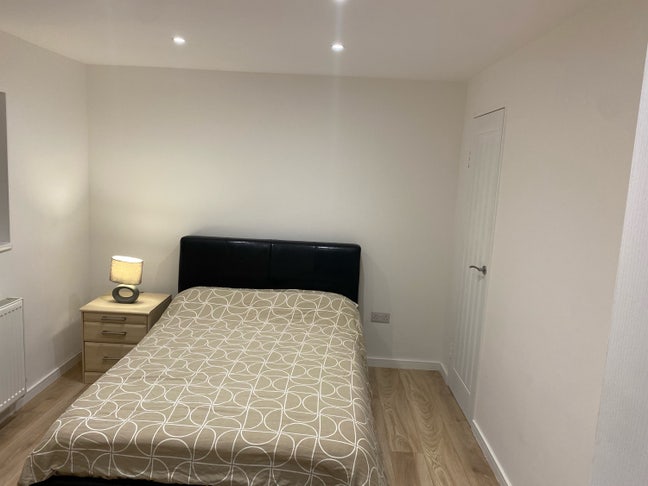 Newly renovated double room - Gatwick easy access Main Photo