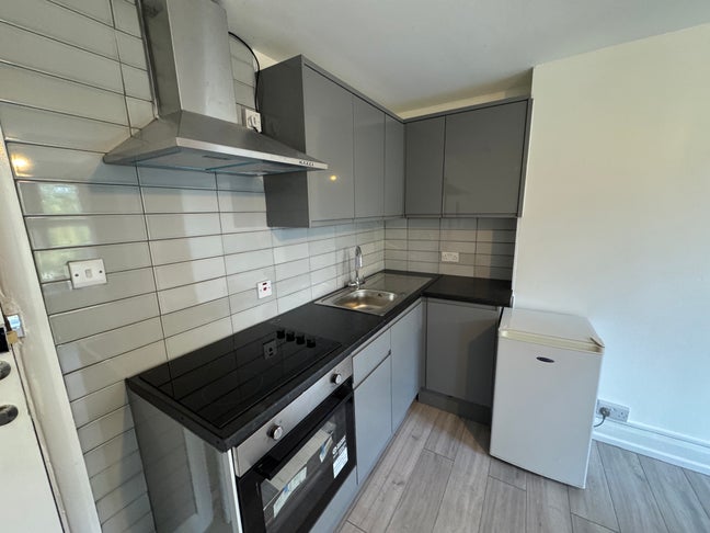 Refurbished Bedsit Opposite Stoke Newington Statio Main Photo