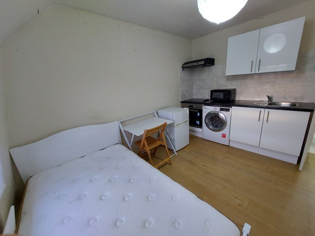 Quiet studio flat available in Zone 1 Main Photo