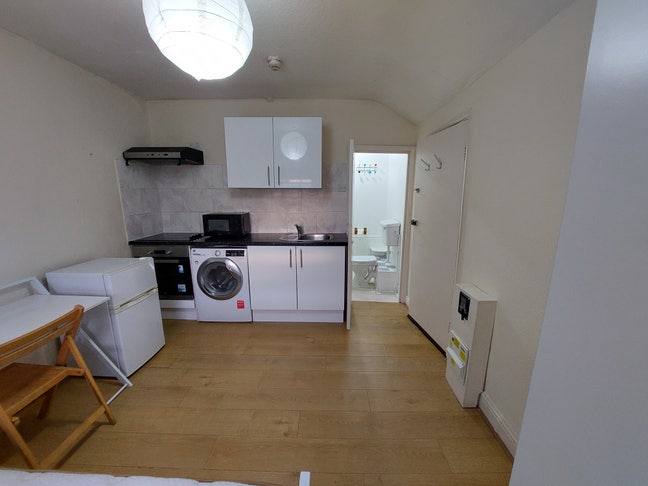 Quiet studio flat available in Zone 1 Main Photo