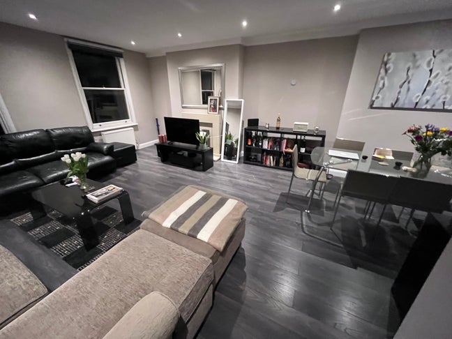 Master Bedroom & En-suite in Maida Vale Main Photo