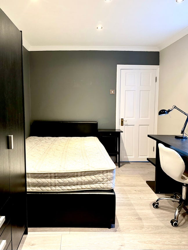 Ensuite double room with bath -   Main Photo