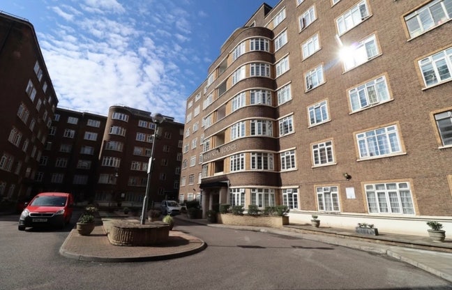 Swiss cottage private bathroom big double room Main Photo