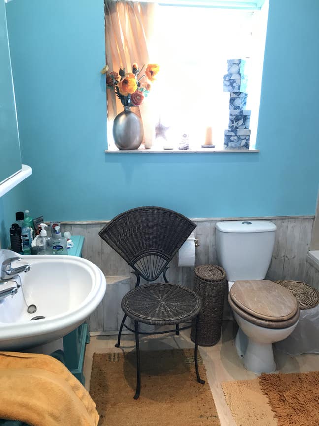 Single room ensuite shower Main Photo