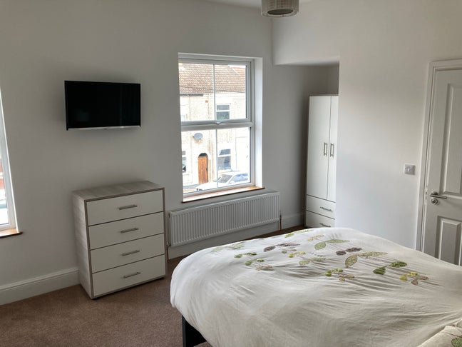Huge ensuite room on Craven Street - all incl.  Main Photo