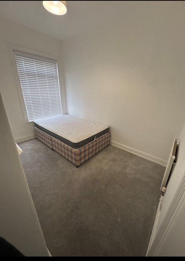 A double room available in m18 Main Photo