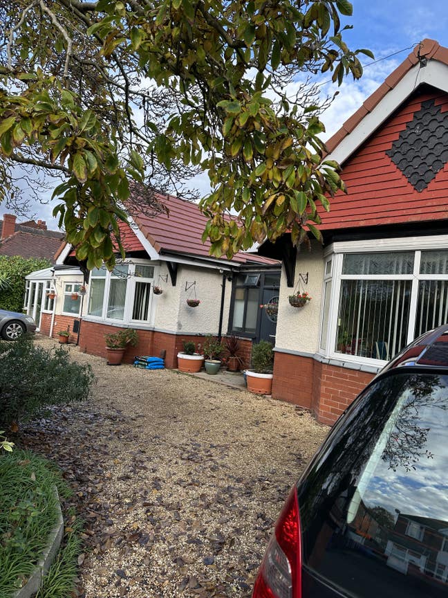 Large Newley refurbished room to let Main Photo