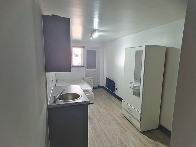 DSS-Studio Flat Available in Ashford TW16 Main Photo