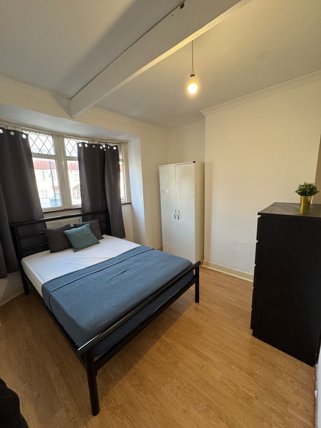 Refurbished 2 Double& 2 Single Ready to Move in  Main Photo