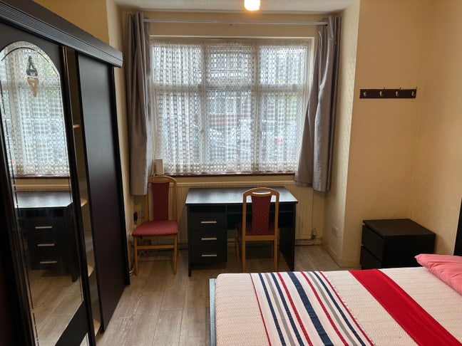 Bright  Double Room Wifi few minutes to Transport  Main Photo