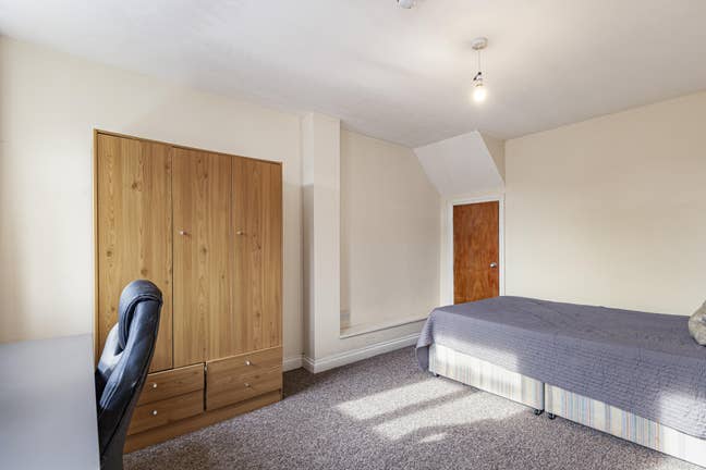Bedroom available in 6 bedroom flat on Cowley Road Main Photo