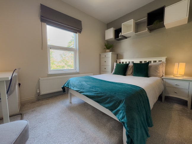 En-suite Bedroom With Off-Road Parking Main Photo