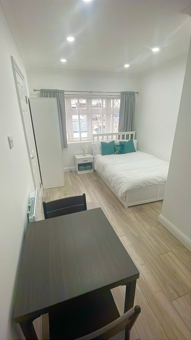 New studio in Chingford E4 £1150, bills + WiFi inc Main Photo
