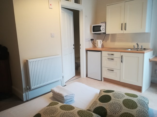 SERVICED Studios close to college, also for couple Main Photo