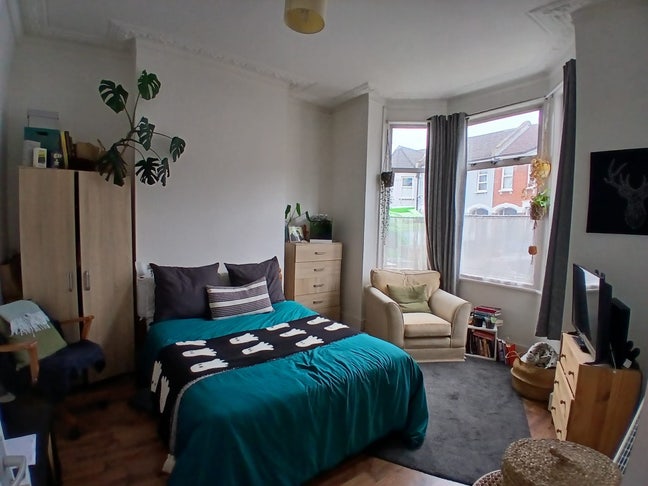 Bright double bedroom in Victorian house  Main Photo
