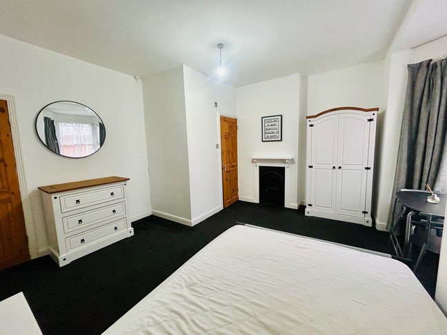 Large Ensuite Room  - 10 Mins to Centre/Lri Main Photo