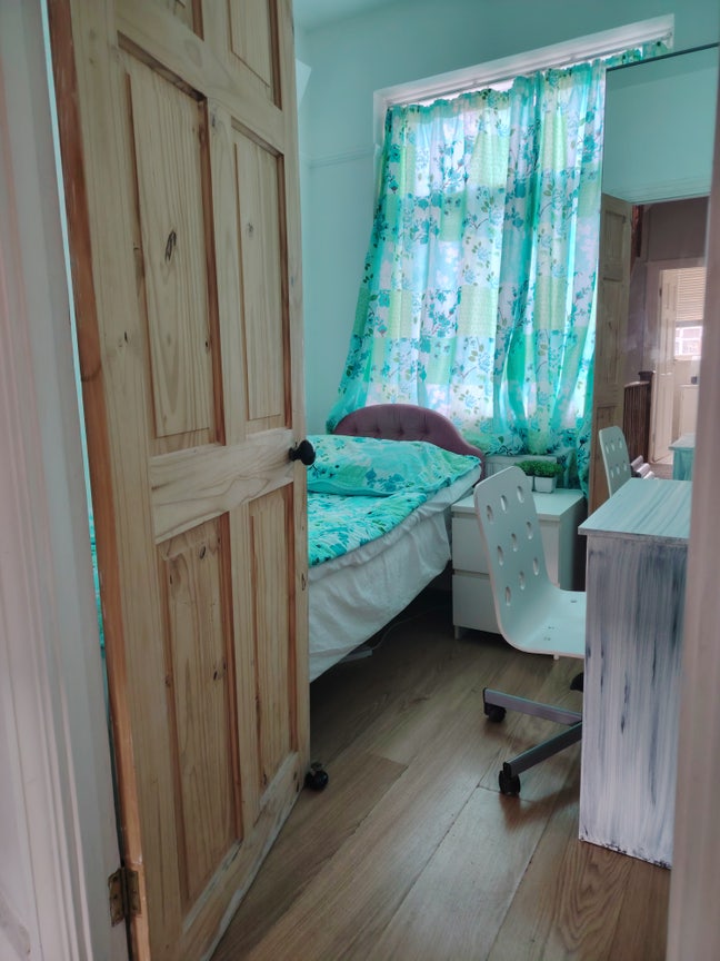 One single bedroom available for a short stay.  Main Photo