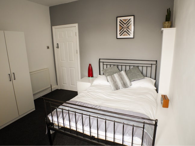 Huge Double Room in Great House 1 Minute from Tram Main Photo