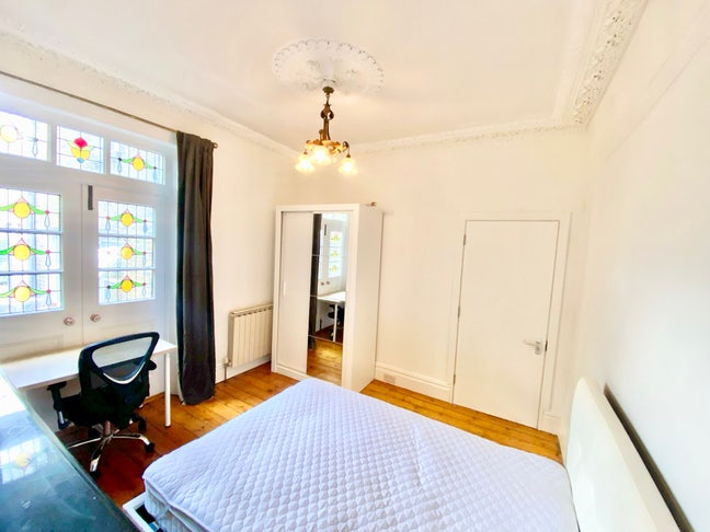 Stunning Double bedroom 5 mins to Parsons Green Main Photo