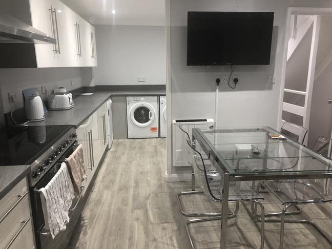 Professional House Near Station/Hospital Main Photo