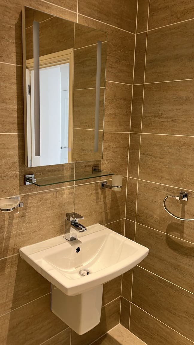 Large & spacious ensuite bedsit on Park Ave North Main Photo