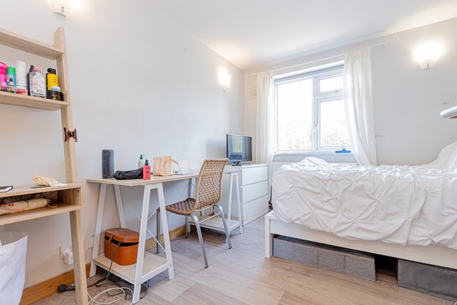 Amazing bright & airy double room near Downs Park Main Photo