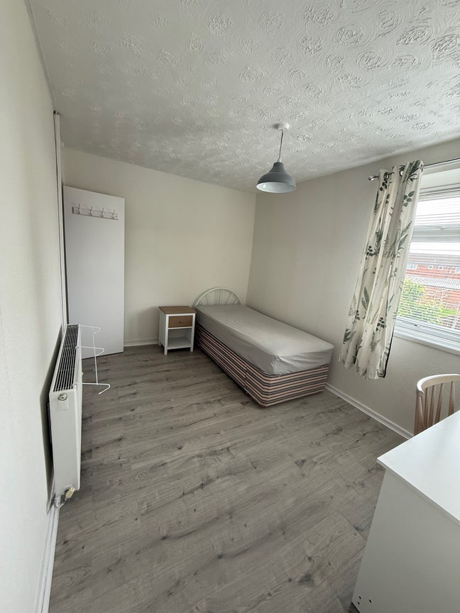 Room in shared house Main Photo