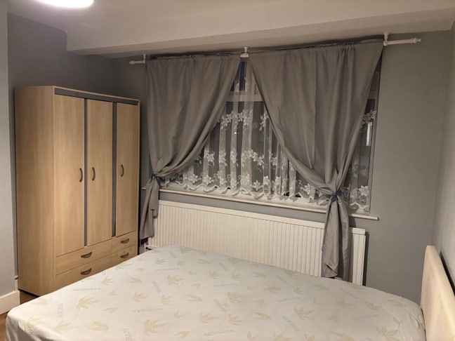 Bright Double Room in Peaceful Home – Great Locati Main Photo