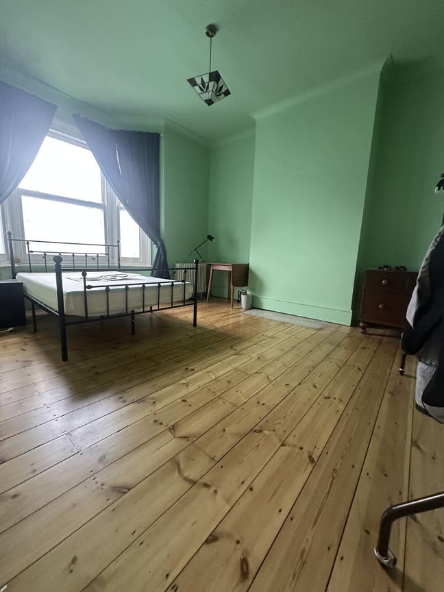 Large sunny room with polished floor and study Main Photo