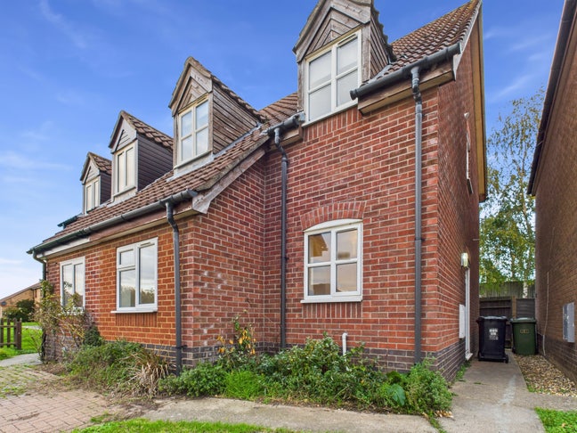 ** 3-Bedroom Semi-Detached House Available ** Main Photo