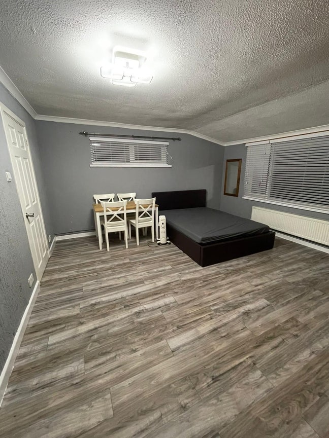 Large Ensuite One-Bedroom with Private Kitchen . Main Photo