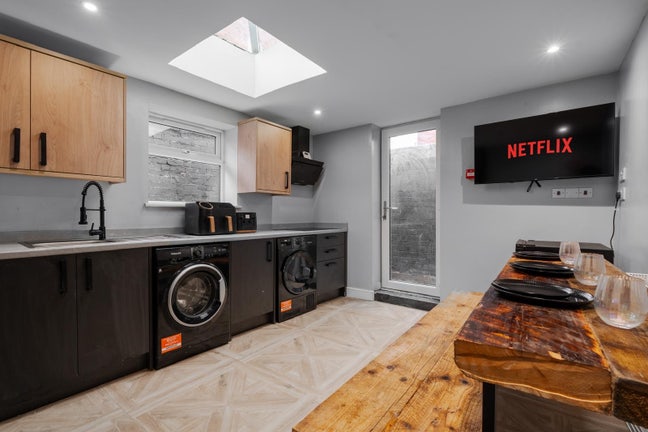 Large En-suite Studio Room in St Helen’s Main Photo