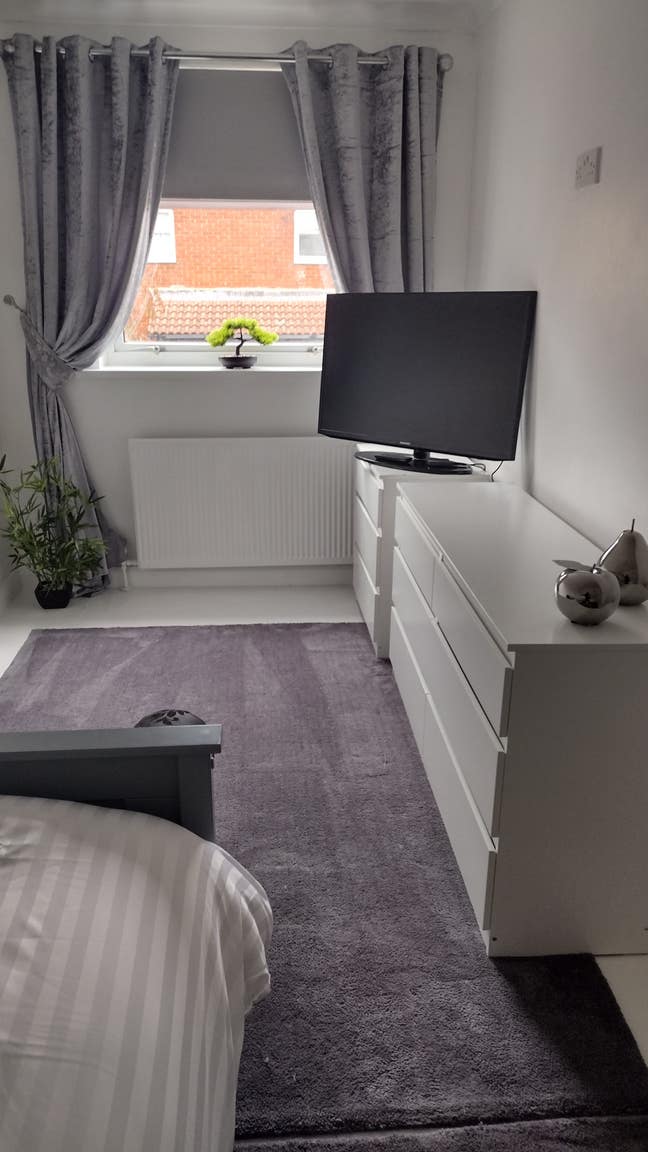 Modern single room for a professional female Main Photo