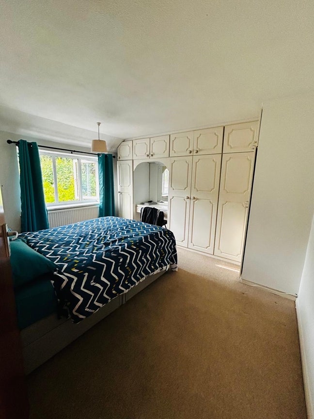 Spacious Double room  available for rent  Main Photo