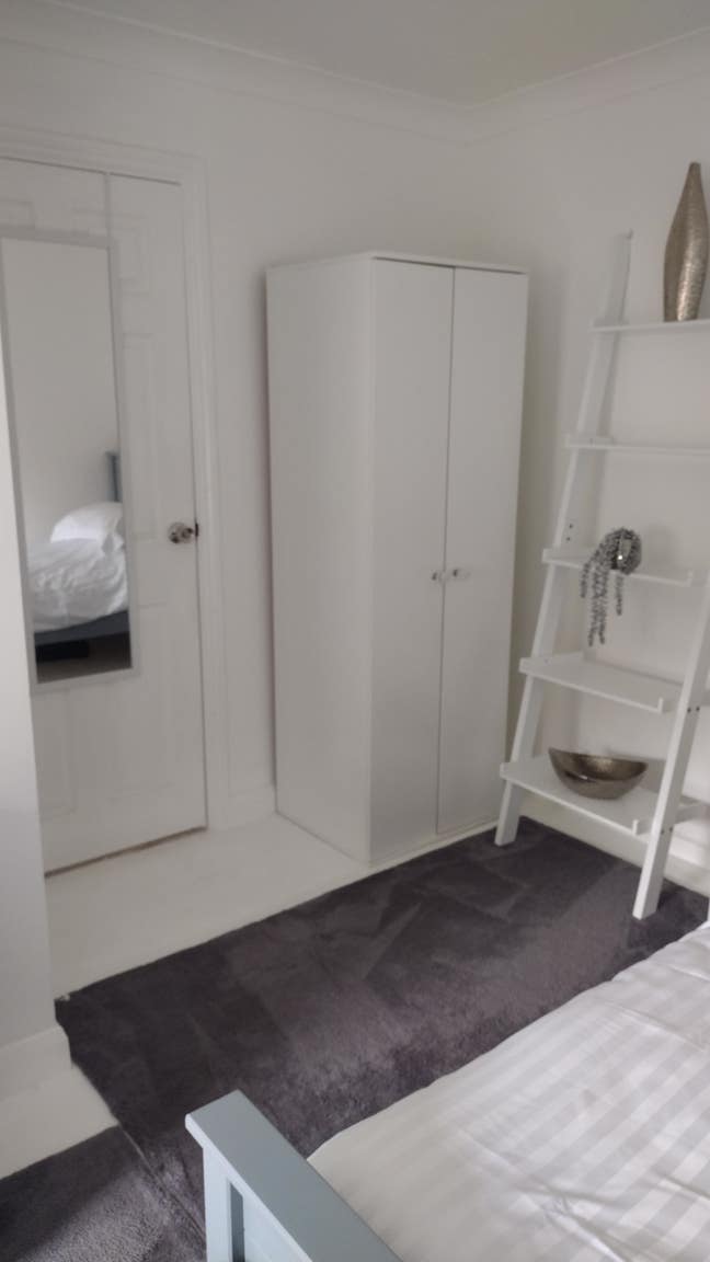 Modern single room for a professional female Main Photo